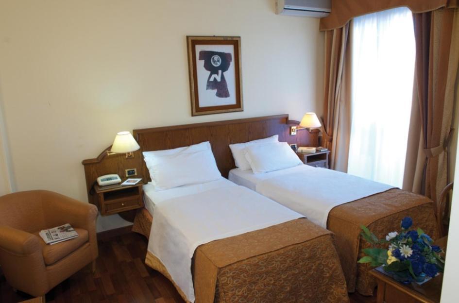 Hotel La Bussola โนวารา ภายนอก รูปภาพ