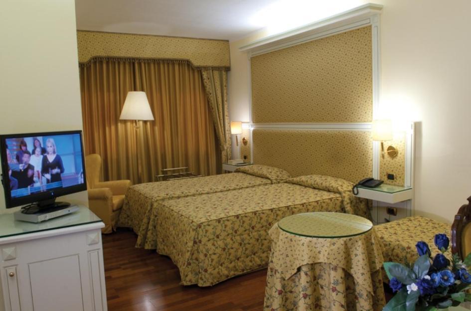 Hotel La Bussola โนวารา ภายนอก รูปภาพ