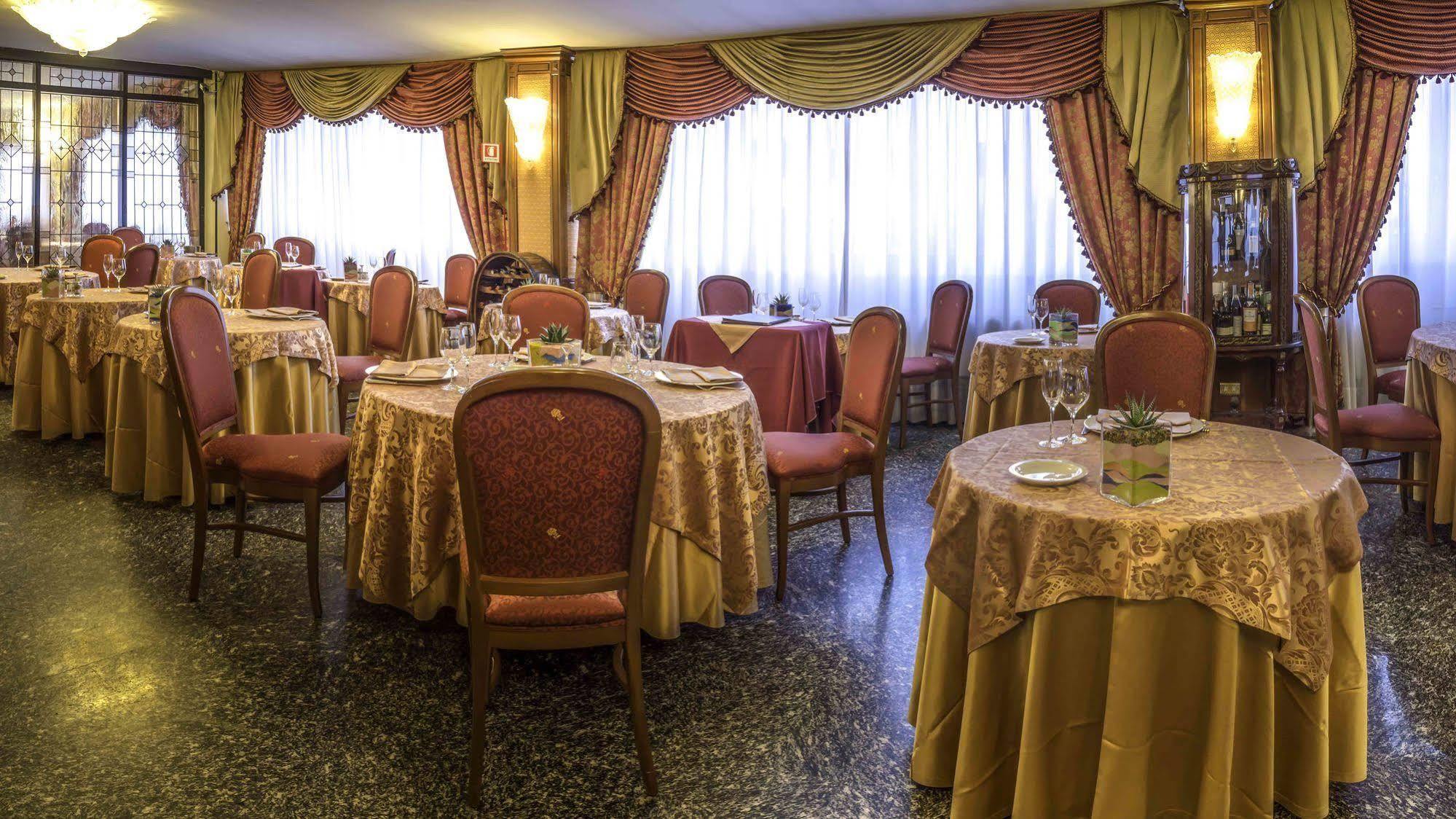 Hotel La Bussola โนวารา ภายนอก รูปภาพ